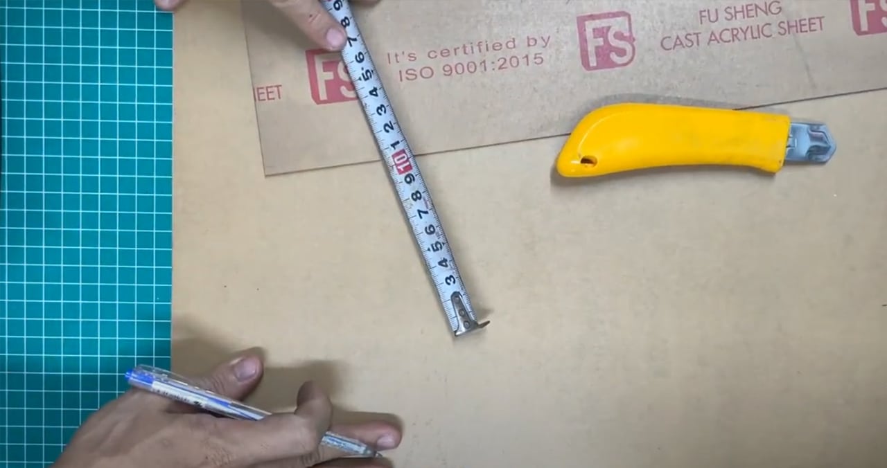 Cách cắt mica bằng dao rọc giấy