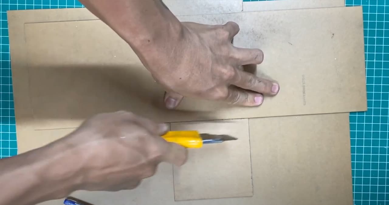 Hướng dẫn cắt mica thủ công đơn giản