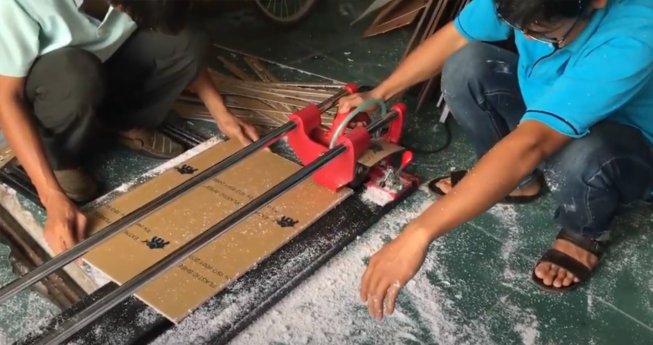 Phương pháp cắt mica bằng máy cưa cầm tay