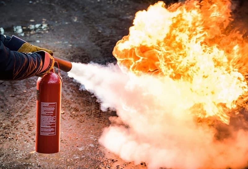 Bình chữa cháy CO2 xịt vào cơ thể sẽ gây bỏng lạnh