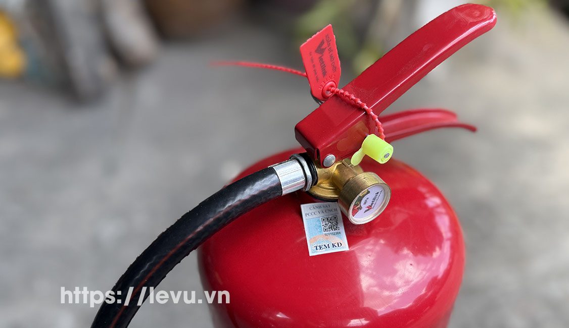 tem kiem dinh tren binh chua chay bot abc mfzl8 the he moi e1766549142931 Tem kiểm định chất lượng trên bình chữa cháy bột abc mfzl8
