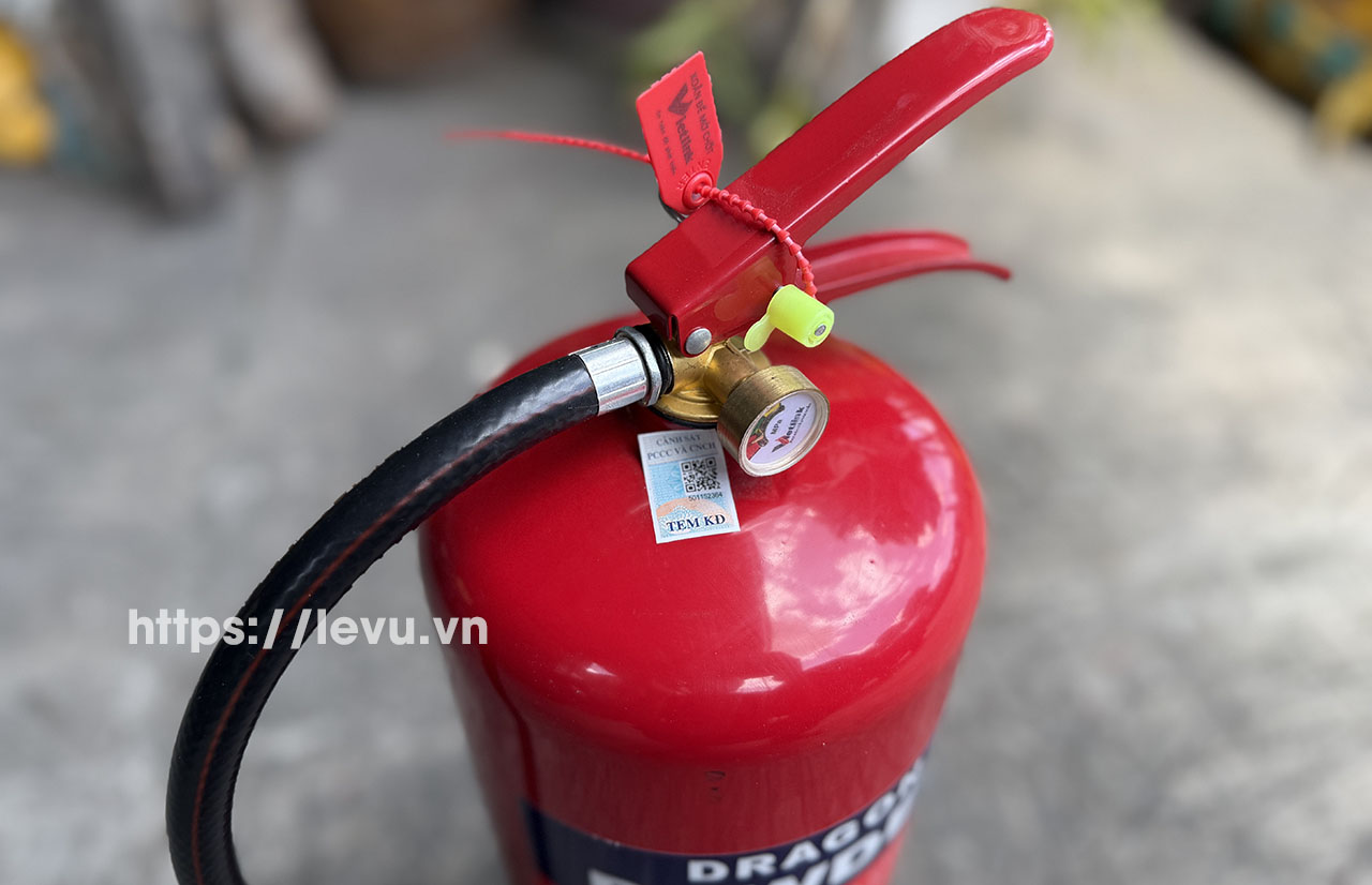 Tem kiểm định chất lượng trên bình chữa cháy bột abc mfzl8 thương hiệu Dragon Việt Nam