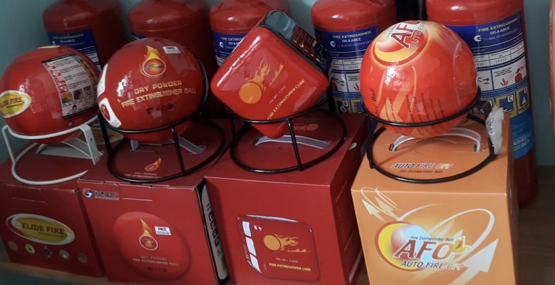 So sánh 2 loại bóng chữa cháy tự động phổ biến hiện nay