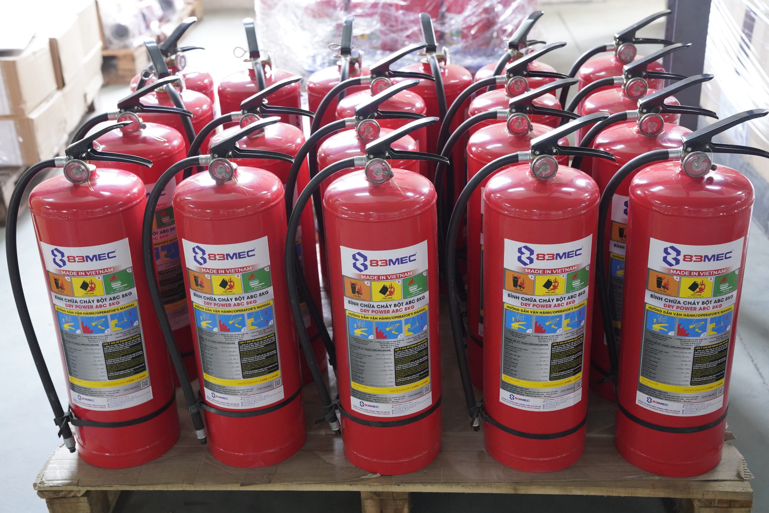 binh chua chay cam tay 83mec bot abc 8kg 83mec abc 8kg 2 Ưu điểm bình chữa cháy bột ABC 8kg 83Mec